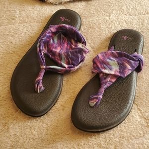 EUC Sanuk Yoga stretchy purple flip flop sandals